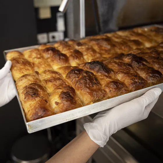 Una teglia di dolci appena sfornati, dorati