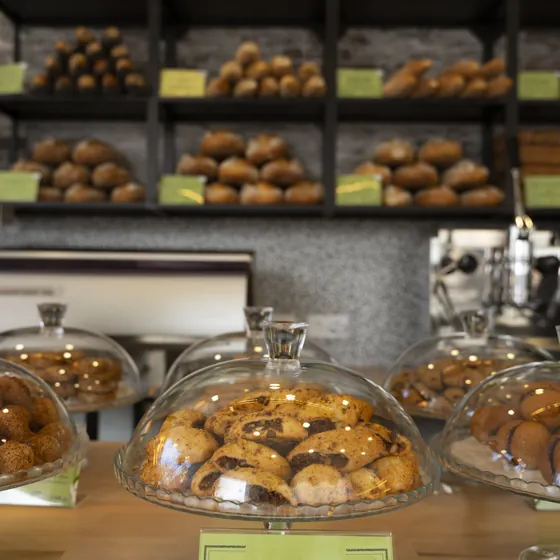 Il banco con le campane di vetro piene di dolci